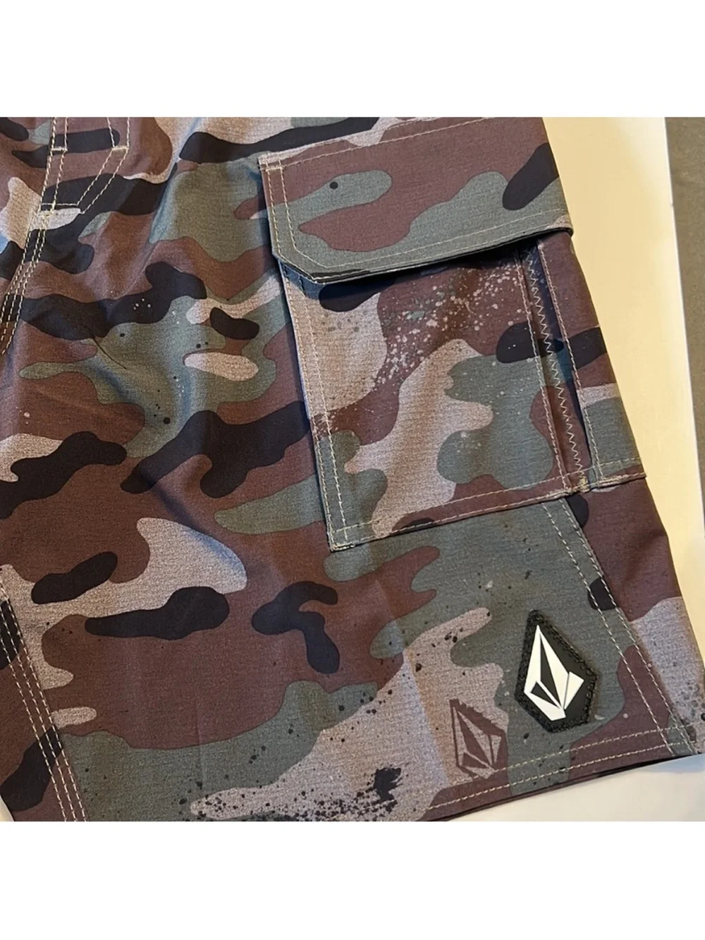 Volcom 28 Board Shorts Camo in Army Green Combo Boardshorts 20” length NWT